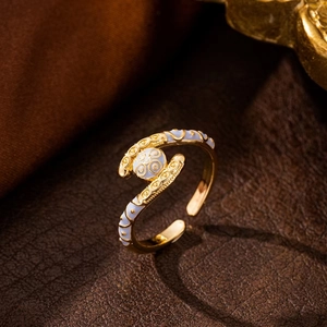 Macro-opname van 18k vergulde open ring met wit emaille en reliëf retro patronen