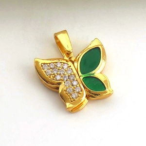 Elegante ciondolo a farfalla dorato con zirconi bianchi e smalto verde smeraldo lucido