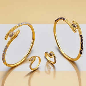 18k vergulde sieradenset met spiraalvormige emaille armbanden en ringen met bloemmotieven