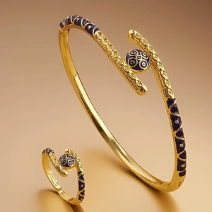 Vintage 18k vergulde armband en ring set met blauw emaille en reliëfpatronen