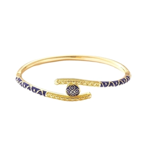 18k vergulde open armband met blauw emaille oog-ontwerp en vintage gegraveerde details
