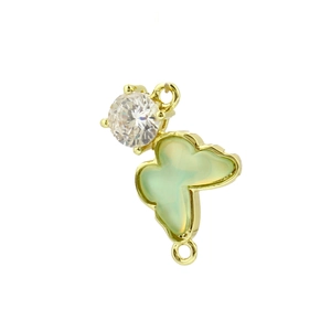 Detalle de un colgante de mariposa chapado en oro con circón y piedra verde claro DIY