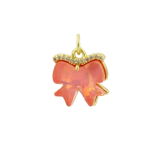 Detail eines bogenförmigen Herzanhängers mit orange-rosa Zirkon und vergoldetem Metall
