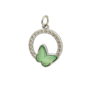 Detailansicht des silbernen Ringanhängers mit grünem Schmetterling und Zirkonia-Inlay
