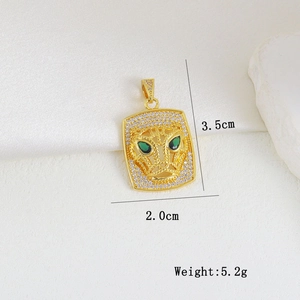 Vista macro detallada del colgante de cabeza de leopardo en oro de 18k con circonitas