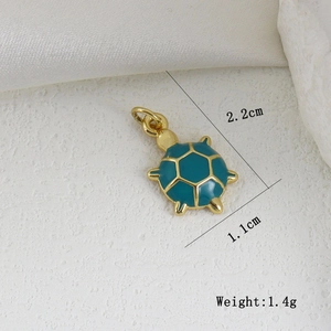 Dettaglio del ciondolo a tartaruga dorato con smalto ciano e misure di 2,2x1,1cm incluse