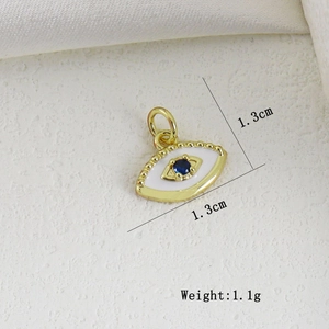 Dettaglio del ciondolo Evil Eye da 1,3 cm con gemma blu e smalto bianco su oro