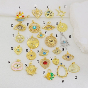 Makroansicht der vergoldeten Evil Eye Anhänger mit Emaille-Details und Zirkonia-Verzierung