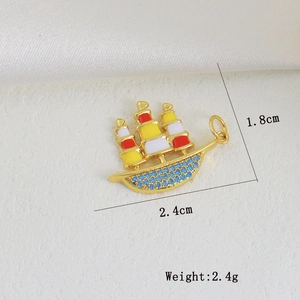 Detail eines Segelboot-Anhängers mit bunten Emaille-Inlays und blauem Kristall