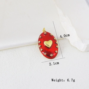 Detailansicht ovaler Emaille-Anhänger mit Goldherz und Zirkonia-Steinen, Länge 4,0 cm