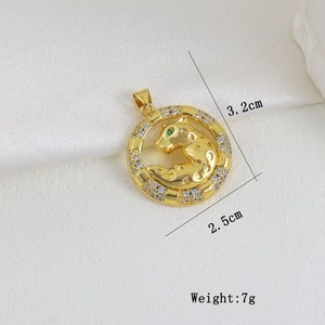 Detalle macro del colgante de leopardo dorado con medidas 3,2cm x 2,5cm y peso 7g