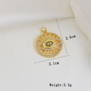 Detail des Evil-Eye-Anhängers mit Markierungen für Größe 2,6cm x 2,1cm und Gewicht 2,3g