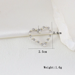 Dettaglio pendente a cuore con perle e zirconi, dimensioni 2,5 cm per 2,4 cm