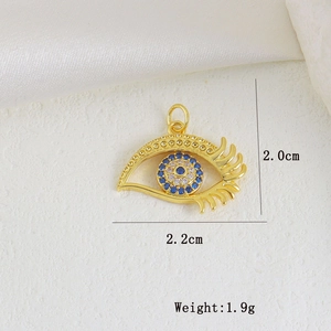 Nahaufnahme des goldenen Evil Eye Anhängers mit blauen Kristallen und Maßangaben von 2,2 cm