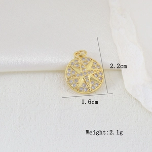 Dettaglio pendente stella dorata 22mm con zirconi bianchi su seta bianca elegante