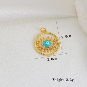 Detailansicht des Evil Eye Anhängers mit Maßen 2,6 cm x 2,0 cm und Gewicht 2,3 g