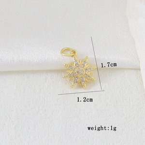 Dettaglio di un ciondolo a stella dorata con zirconi bianchi misura 1,7x1,2 cm circa