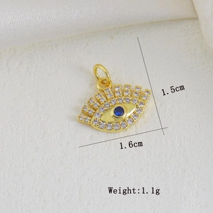 Detailansicht des Evil-Eye-Anhängers mit Maßen 1,5 x 1,6 cm und Gewichtsangabe