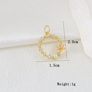 Dettaglio di ciondolo dorato da 2,0 cm con anello in zircone, fiore rosa e perla