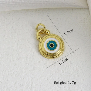 Dettaglio macro del ciondolo Evil Eye dorato da 1,2 cm con dimensioni e peso di 1,7 g