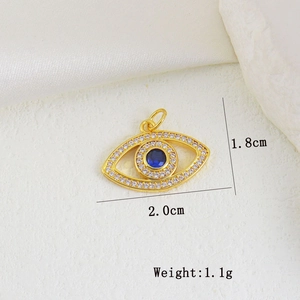 Detailansicht des Evil Eye Anhängers mit blauem Stein, Zirkoniasteinen und Maßangaben