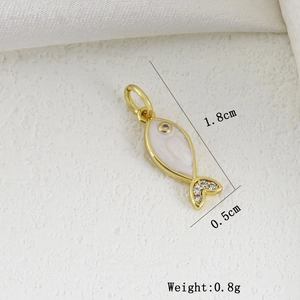 Dettaglio pendente a pesce dorato con smalto bianco e zirconi, misure 1,8 cm x 0,5 cm