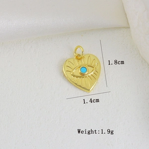 Makro-Detail von herzförmigem Evil Eye Anhänger mit 1,8cm x 1,4cm Abmessungen