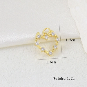 Dettaglio del ciondolo a cuore dorato con zirconi, dimensioni 1,7x1,5 cm per creazione gioielli