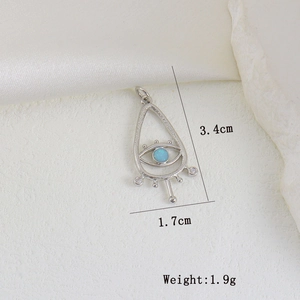 Makro-Detail des silbernen Evil Eye Anhängers mit blauem Opal und Größenangaben