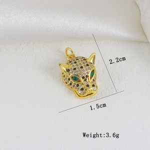 Detalle de colgante de leopardo mostrando medidas de 2,2cm x 1,5cm y un peso de 3,6g