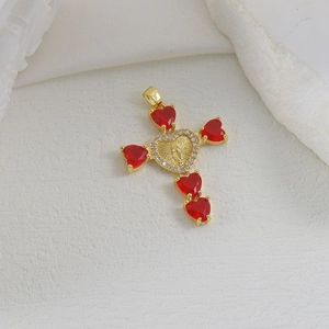 Luxe 18k vergulde Maagd Maria kruis hanger met rode hartkristallen op een stenen ondergrond