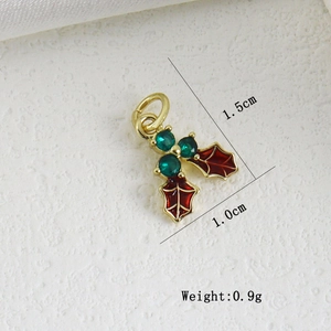Dettaglio del ciondolo foglia di agrifoglio e bacche con misure 1,5 cm x 1,0 cm