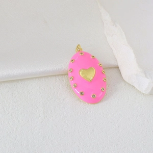 Detailansicht ovaler Anhänger mit rosa Emaille Goldherz und Zirkonia Steinen