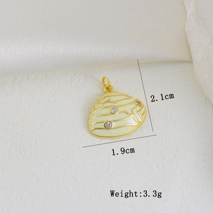 Detailansicht des Muschel-Anhängers mit weißem Emaille, Zirkonia und Maßangabe 2,1cm
