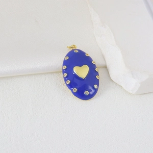 Nahaufnahme des ovalen blauen Emaille-Anhängers mit Goldherz und Zirkon-Umrandung