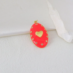 Nahaufnahme des neonpinkfarbenen Emaille-Anhängers mit Goldherz und Zirkonia-Mikropavé