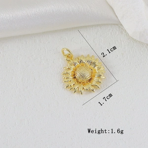 Dettaglio del ciondolo a girasole dorato con dimensioni di 2,1 cm x 1,7 cm