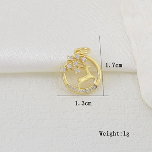 Dettaglio del ciondolo in oro con cervo e zirconia, misura 1,7 cm per 1,3 cm
