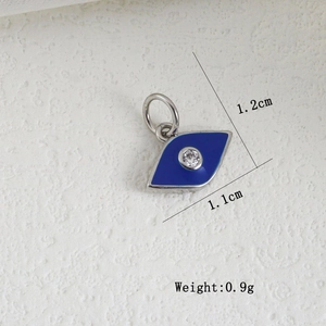 Vista macro del ciondolo occhio blu 1,1x1,2cm con peso di 0,9g e finitura in argento
