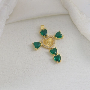 Detail van Maria kruis hanger met groene hart zirkoon stenen en heldere kristallen