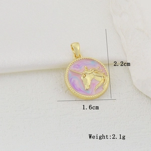 Dettaglio del ciondolo unicorno dorato con smalto rosa, altezza 2,2 cm e larghezza 1,6 cm