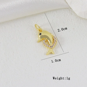 Dettaglio macro del ciondolo delfino dorato con cuore in zircone rosa, 2,0x1,0cm, 1g