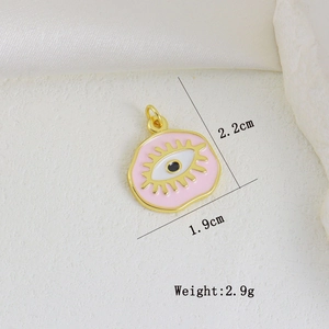 Rosa Emaille Evil Eye Anhänger Detail mit Maßen von 2,2cm x 1,9cm und 2,9g Gewicht
