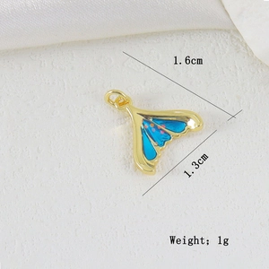 Dettaglio ciondolo a coda di pesce con smalto blu e dimensioni 1,6cm per 1,3cm