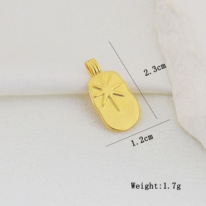 Dettaglio del ciondolo ovale dorato con stella e misure del prodotto di 2,3x1,2 cm