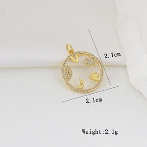 Dettaglio pendente dorato con zirconi che mostra dimensioni di 2,7 cm per 2,1 cm