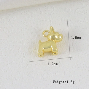 Ciondolo bulldog francese dorato lucido con dimensioni precise e anello di aggancio