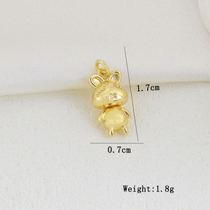 Dettaglio di un ciondolo a coniglio dorato con dimensioni 1,7cm di altezza e 0,7cm di larghezza