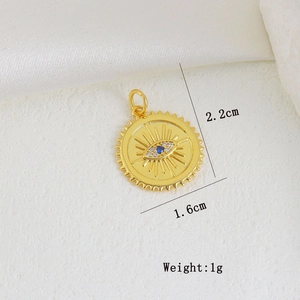 Detailansicht eines 1,6 cm Evil Eye Anhängers aus vergoldetem Kupfer mit blauen Kristallen