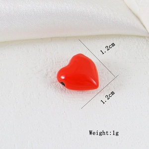 Vista macro di un ciondolo a cuore rosso lucido con misure per la creazione di gioielli fai da te